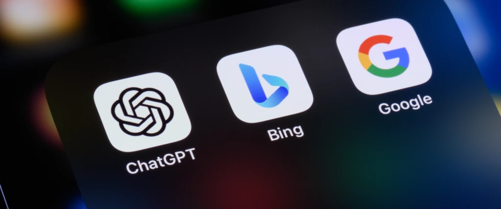 Icone delle app ChatGPT, Bing e Google su uno schermo di smartphone, rappresentando motori di ricerca e intelligenza artificiale.